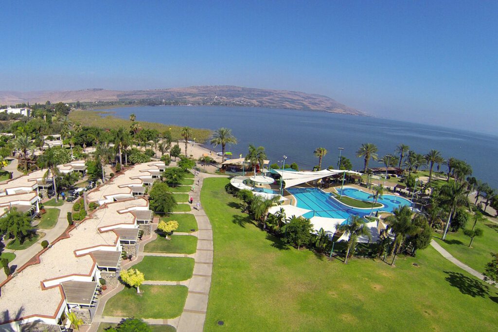 נוף פנורמי של כפר הנופש מעגן עדן על שפת הכנרת - חופשה משפחתית בצפון